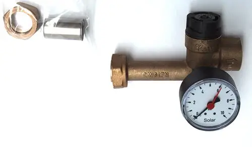 Daikin Sicherheitsgruppe mit Manometer, bestehend aus einem Messgerät zur Druckanzeige und einem Anschlussstück, geeignet für solarthermische Systeme.